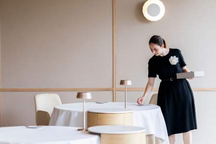 Bouchées sucrées enrobées présentées dans un bol blanc au style minimaliste.