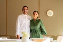 Chef Linster et sa femme posant ensemble dans la salle du restaurant.