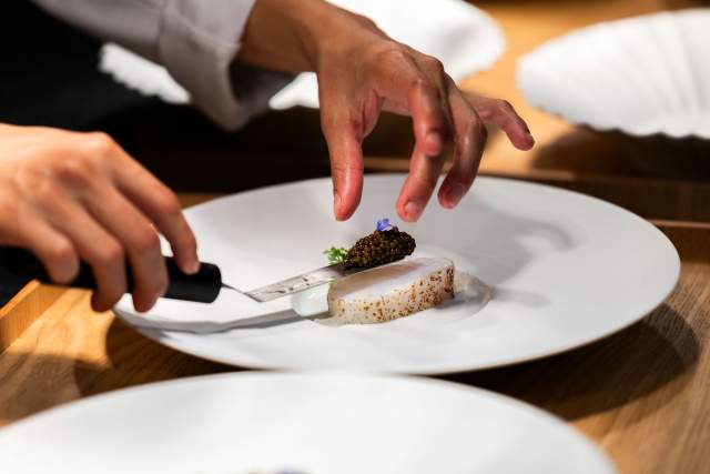 Une présentation raffinée d'un plat gastronomique, soignée dans les moindres détails.