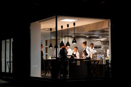 Sélection de bouchées gastronomiques présentées sur des supports blancs au design contemporain.