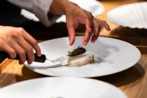 Plateaux de pâtisseries et de pains disposés en cuisine, prêts pour le service.