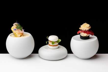 Bouchées sucrées enrobées et présentées dans un bol blanc au style minimaliste.